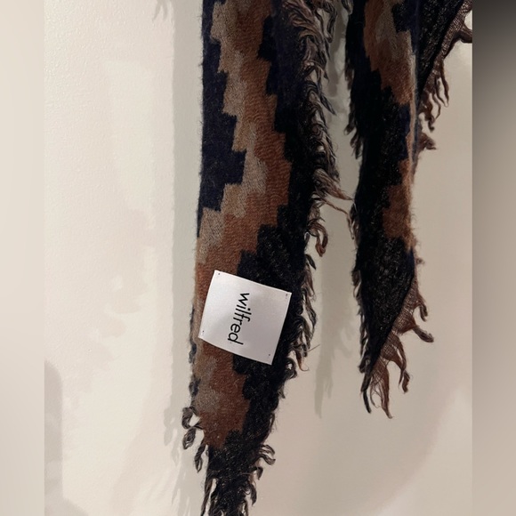 ARITZIA Diamond Mosaic Triangle Scarf - Picture 3 of 4